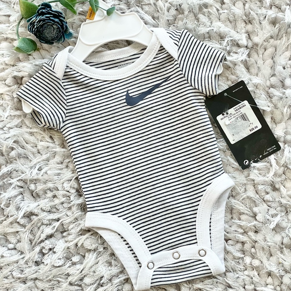 New with tags NIKE Infant ONEPIECE WITH logo SWOOSH SZ NEWBORN white w/blue